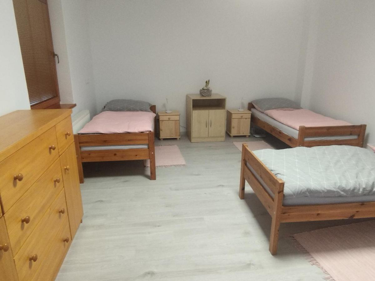 Ubytovanie Vo Dvore Badin Bagian luar foto